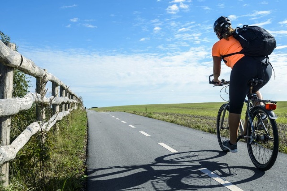 kvinde på cykel på åben cykelsti et sted på Fyn, en ekspropriation udført af vores landinspektørfirma